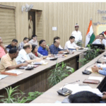 जिलाधिकारी सविन बसंल की अध्यक्षता में ऋषिपर्णा सभागार कलेक्टेªट में सीएम हेल्पलाईन की समीक्षा की