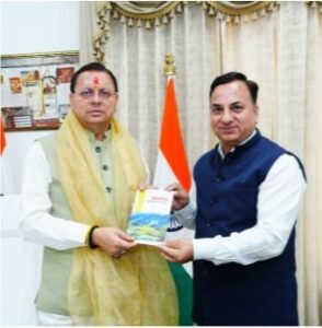 संयुक्त निदेशक के एस चौहान ने मुख्यमंत्री को भेंट की अपनी पुस्तक
