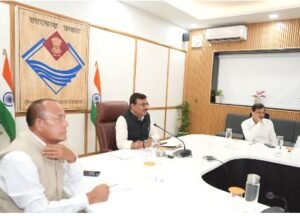 मुख्य सचिव आनन्द बर्द्धन ने सचिवालय में जिलाधिकारियों के साथ वीडियो कॉन्फ्रेंसिंग के माध्यम से बैठक ली।