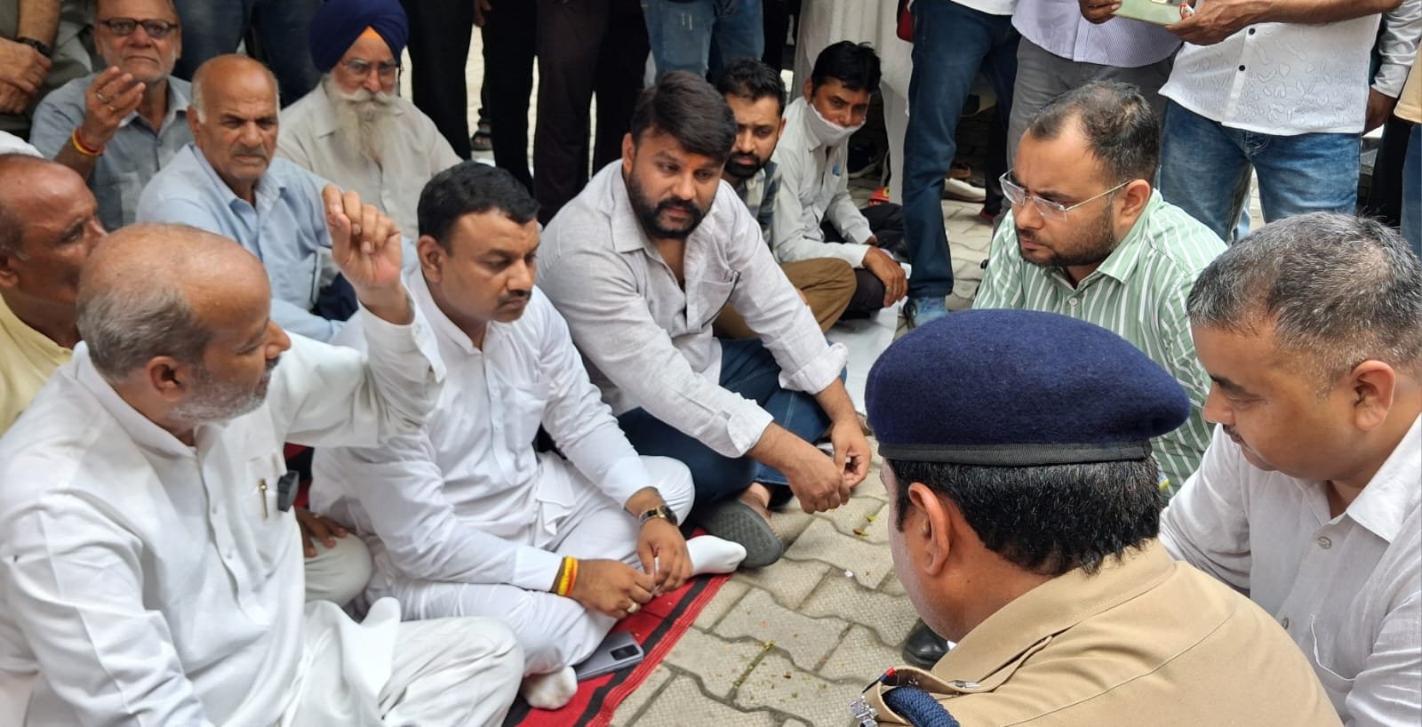 रुड़की महानगर कांग्रेस ने नए राशन कार्डों के बनवाने में दिक्कतें आने एवं राशन वितरण में गड़बड़ी का आरोप लगाकर किया खाद्य-आपूर्ति कार्यालय के बाहर धरना प्रदर्शन