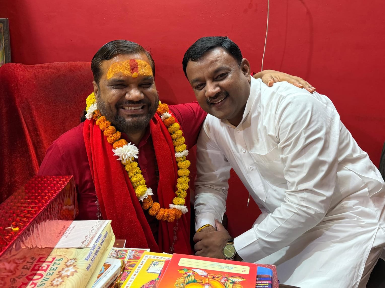 गुरु पूर्णिमा पर्व पर नगर के राजनीतिक,सामाजिक एवं धार्मिक क्षेत्र की गणमान्य हस्तियों ने आचार्य रमेश सेमवाल जी महाराज का लिया आशीर्वाद