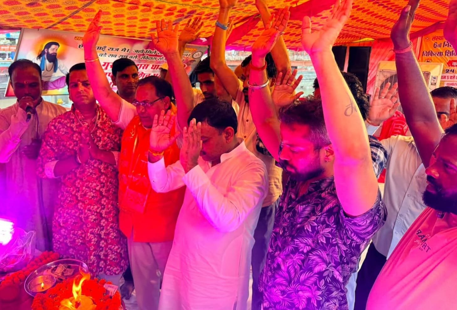 नगर में कांवड़ियों की सेवा के लिए लगाए शिविर का शुभारंभ हुआ भजन संध्या से,पूर्व मेयर गौरव गोयल रहे मौजूद