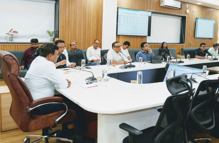 मुख्य सचिव श्री आनन्द बर्द्धन ने सोमवार को सचिवालय में राजस्व वृद्धि के सम्बन्ध में अधिकारियों के साथ बैठक ली।