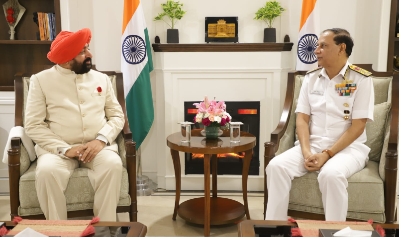 राज्यपाल लेफ्टिनेंट जनरल गुरमीत सिंह (से नि) से आज नई दिल्ली में भारतीय नौसेना के वाइस चीफ, वाइस एडमिरल अजय कोचर ने शिष्टाचार भेंट की।