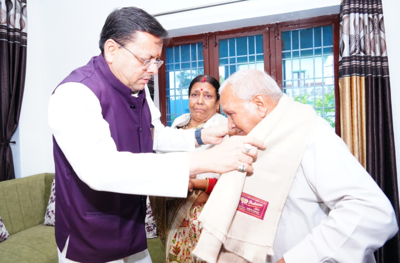 मुख्यमंत्री धामी ने 15 अगस्त की पूर्व संध्या पर शहीद अमित कुमार अणथ्वाल के परिजनों से की भेंट, किया सम्मानित