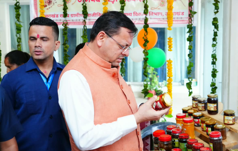 मुख्यमंत्री ने सशक्त बहना उत्सव के अंतर्गत स्वयं सहायता समूहों के स्टालों से खरीदे स्थानीय उत्पाद