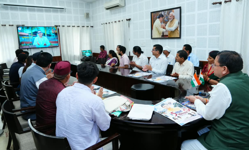 मुख्यमंत्री ने पांच वर्षों की उपलब्धियों पर आधारित विशेष एल्बम गीत का किया विमोचन