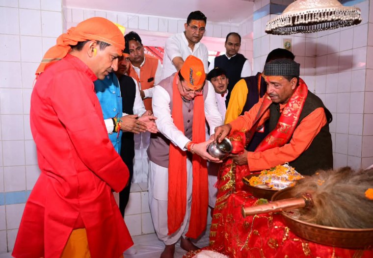 देवीधुरा में फलों-फूलों से बरसी बग्वाल, ऐतिहासिक पाषाण युद्ध के साक्षी बने लाखों श्रद्धालु