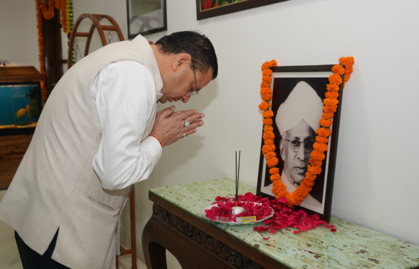 मुख्यमंत्री श्री पुष्कर सिंह धामी ने शिक्षक दिवस के अवसर पर मुख्यमंत्री आवास में महान शिक्षाविद् एवं पूर्व राष्ट्रपति ‘भारत रत्न’ डॉ. सर्वपल्ली राधाकृष्णन के चित्र पर श्रद्धासुमन अर्पित कर उनका भावपूर्ण स्मरण किया।