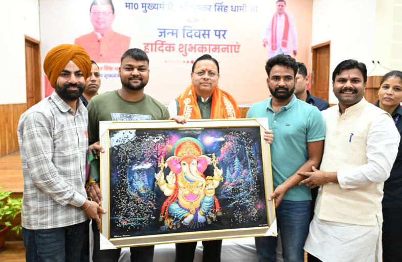 मुख्यमंत्री श्री पुष्कर सिंह धामी के जन्मदिवस पर मुख्यसेवक सदन में उमड़ा जनसैलाब, प्रदेशभर से पहुंचे लोगों ने दी जन्मदिन की बधाई