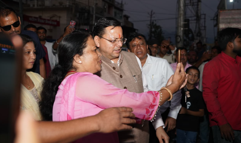 जल सृष्टि पार्क के लोकार्पण से लौटते समय सीएम धामी ने अचानक रुकवाया काफिला, बच्चों और आमजन के साथ खिंचवाईं सेल्फी