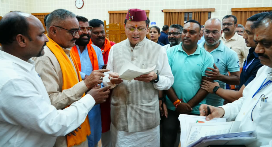 मुख्यमंत्री ने मुख्य सेवक सदन में प्रदेश के विभिन्न क्षेत्रों से आए लोगों की समस्याएं सुनीं