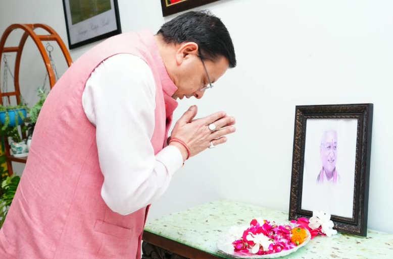 मुख्यमंत्री श्री पुष्कर सिंह धामी ने रविवार को स्वर्गीय अशोक सिंघल की जन्म शताब्दी के अवसर पर मुख्यमंत्री आवास में उनके चित्र पर श्रद्धासुमन अर्पित कर उनका भावपूर्ण स्मरण किया।