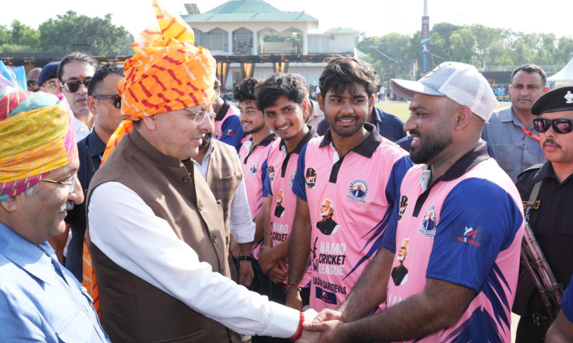 नमो क्रिकेट लीग में मुख्यमंत्री धामी ने खिलाड़ियों के साथ खेला क्रिकेट, बढ़ाया युवा खिलाड़ियों का उत्साह