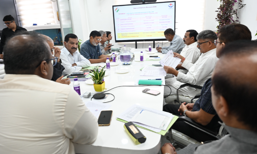 मुख्य निर्वाचन अधिकारी डॉ. बी.वी.आर.सी. पुरुषोत्तम ने शनिवार को मतदाता सूची के अंतिम प्रकाशन के बाद मान्यता प्राप्त राष्ट्रीय राजनैतिक दलों के प्रतिनिधियों के साथ बैठक की।