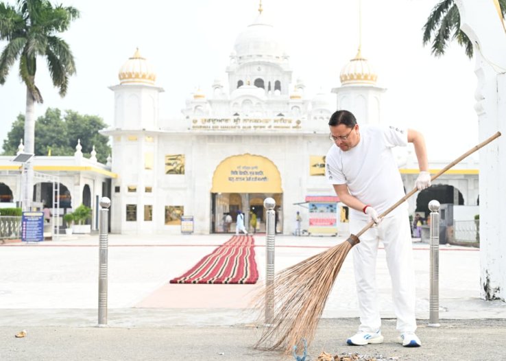सेवा संकल्प अभियान’ के तहत नानकमत्ता पहुंचे मुख्यमंत्री धामी, स्वच्छता अभियान में किया श्रमदान
