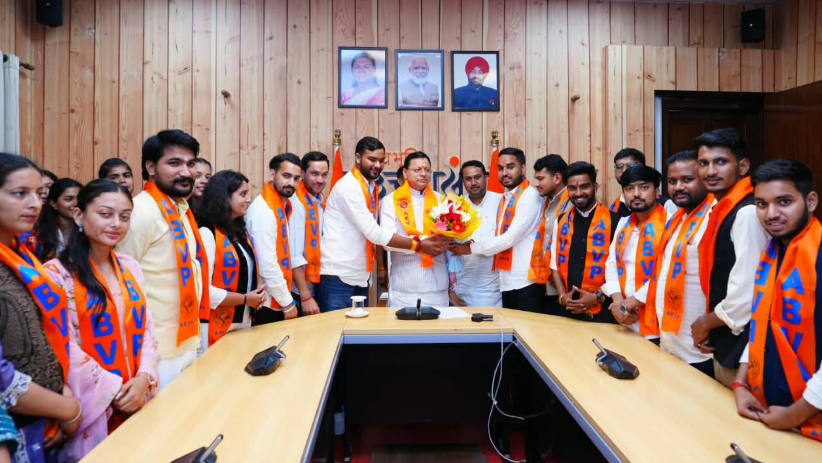 सीएम धामी से एबीवीपी के नवनिर्वाचित पदाधिकारियों ने की भेंट