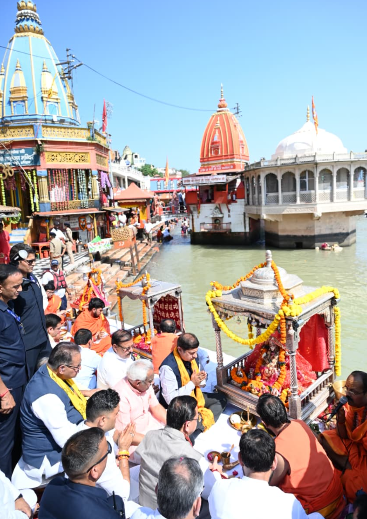 प्रधानमंत्री श्री नरेन्द्र मोदी के सार्वजनिक सेवा के 25 वर्ष पूर्ण होने पर मुख्यमंत्री धामी ने मंत्रिमंडल के सहयोगियों के साथ हरकी पैड़ी पर किया गंगा पूजन एवं आरती