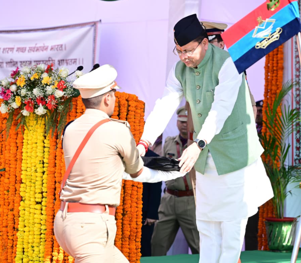 मुख्यमंत्री ने पुलिस स्मृति दिवस पर शहीद जवानों को दी श्रद्धांजलि, परिजनों को किया सम्मानित